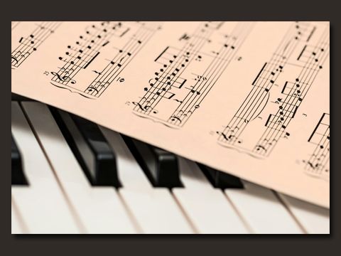 Noten auf Klaviertastatur