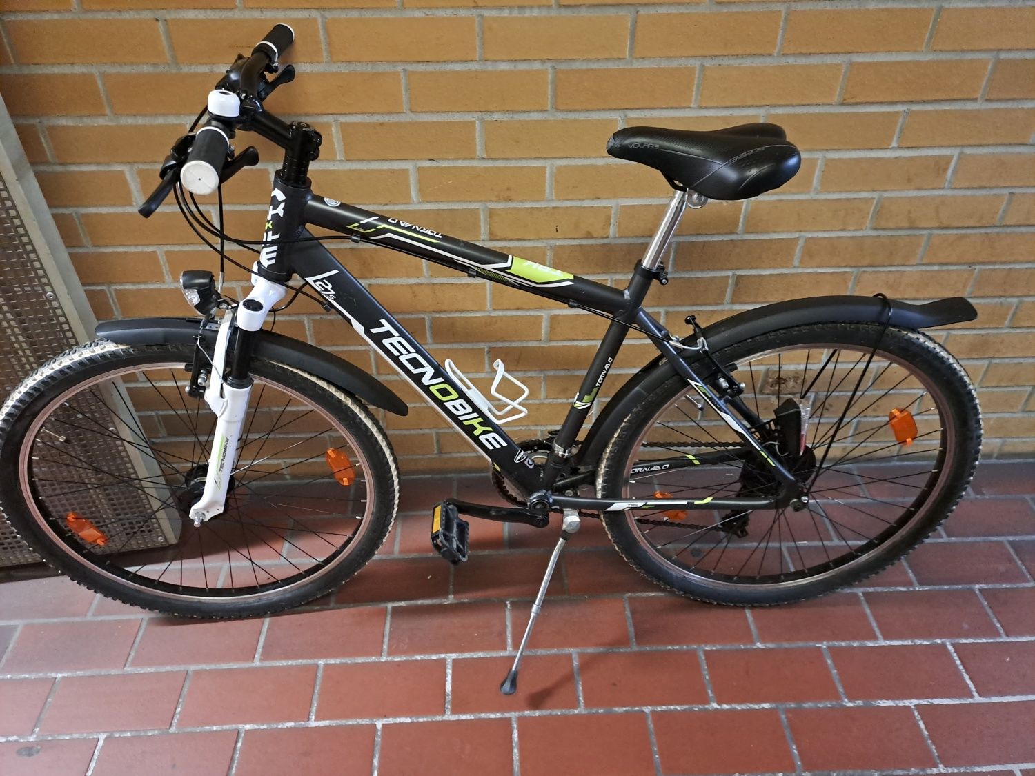 Schwarzes Herrenfahrrad