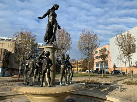 Brunnen der Jugend mit Bronze-Skulpturen - Kinder im unteren Bereich und Frau an der Spitze