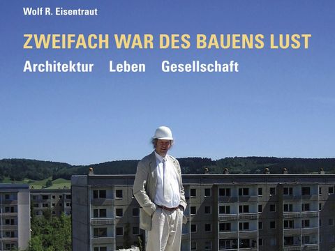 Das Cover des Buches "„Zweifach war des Bauens Lust“ von Prof. Wolf R. Eisentraut zeigt ihn mit Bauhelm auf dem Dach eines im Abriß befindlichen Plattenbaus