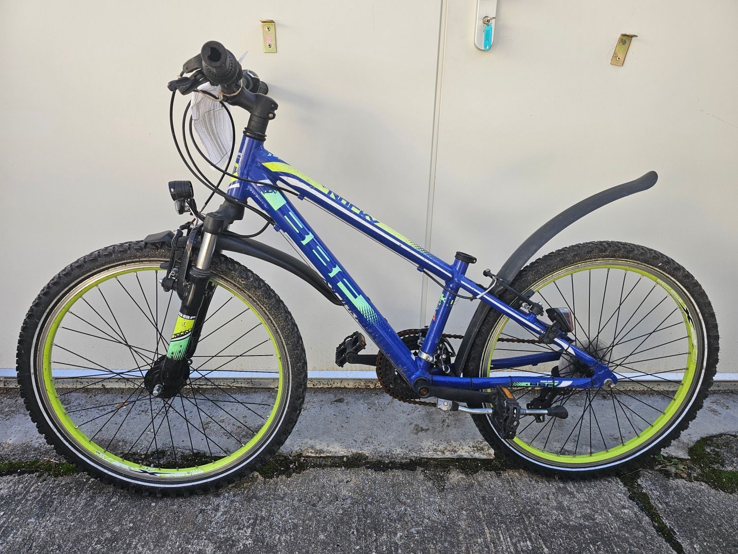 Blaues Kinderfahrrad