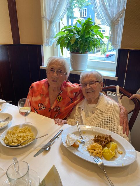 Die zwei Ü100-Jährigen tauschten Telefonnummern aus und verabredeten sich zu einem Treffen.