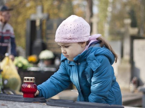 Kind auf dem Friedhof