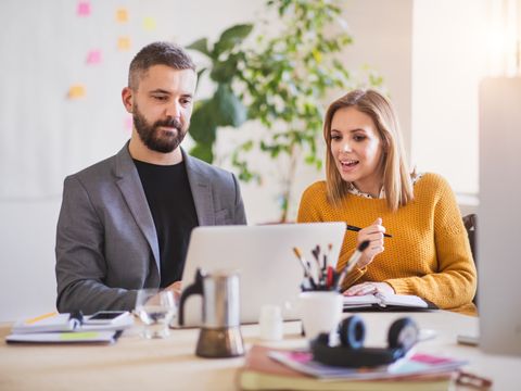 Menschen vor Laptop gelb