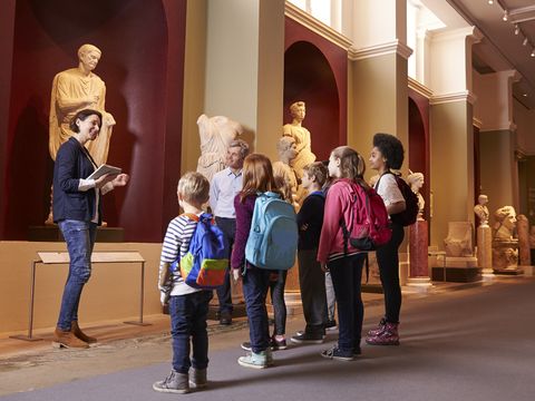 Kinder im Museum