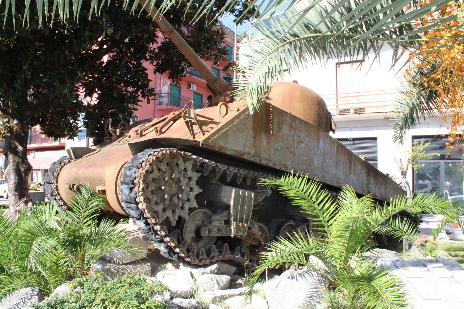 Der Zweite Weltkrieg begegnet einem auf Schritt und Tritt: Panzer-Mahnmal auf dem Platz vor dem Rathaus