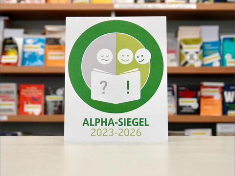 Logo "ALPHA-SIEGEL 2023-2026" vor Bücherregal