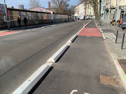 Radweg mit Protektionselementen in der Revaler Straße