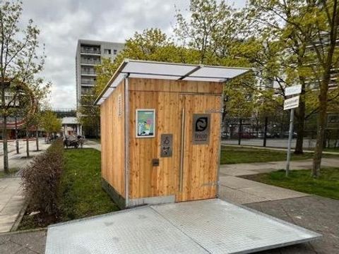 Hölzerne Öko-Toilette mit Rollstuhlrampe am Busbahnhof am Eastgate