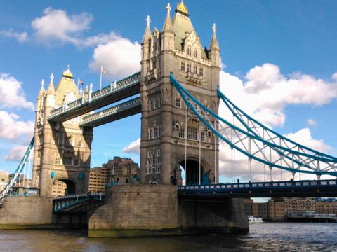 Die Tower Bridge überspannt die Themse in London