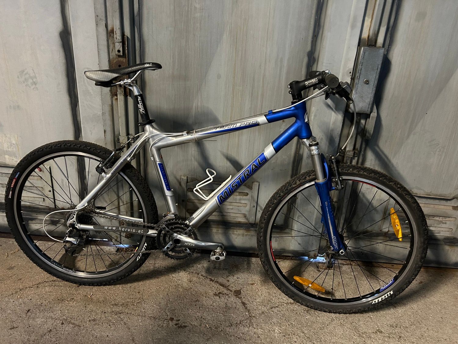 Blau-silberfarbenes Mountainbike