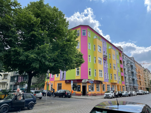 Ein buntes Wohnhaus in der Antwerpender Straße Ecke Brüsseler Straße