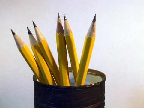 sechs Bleistifte in einer Blechbüchse