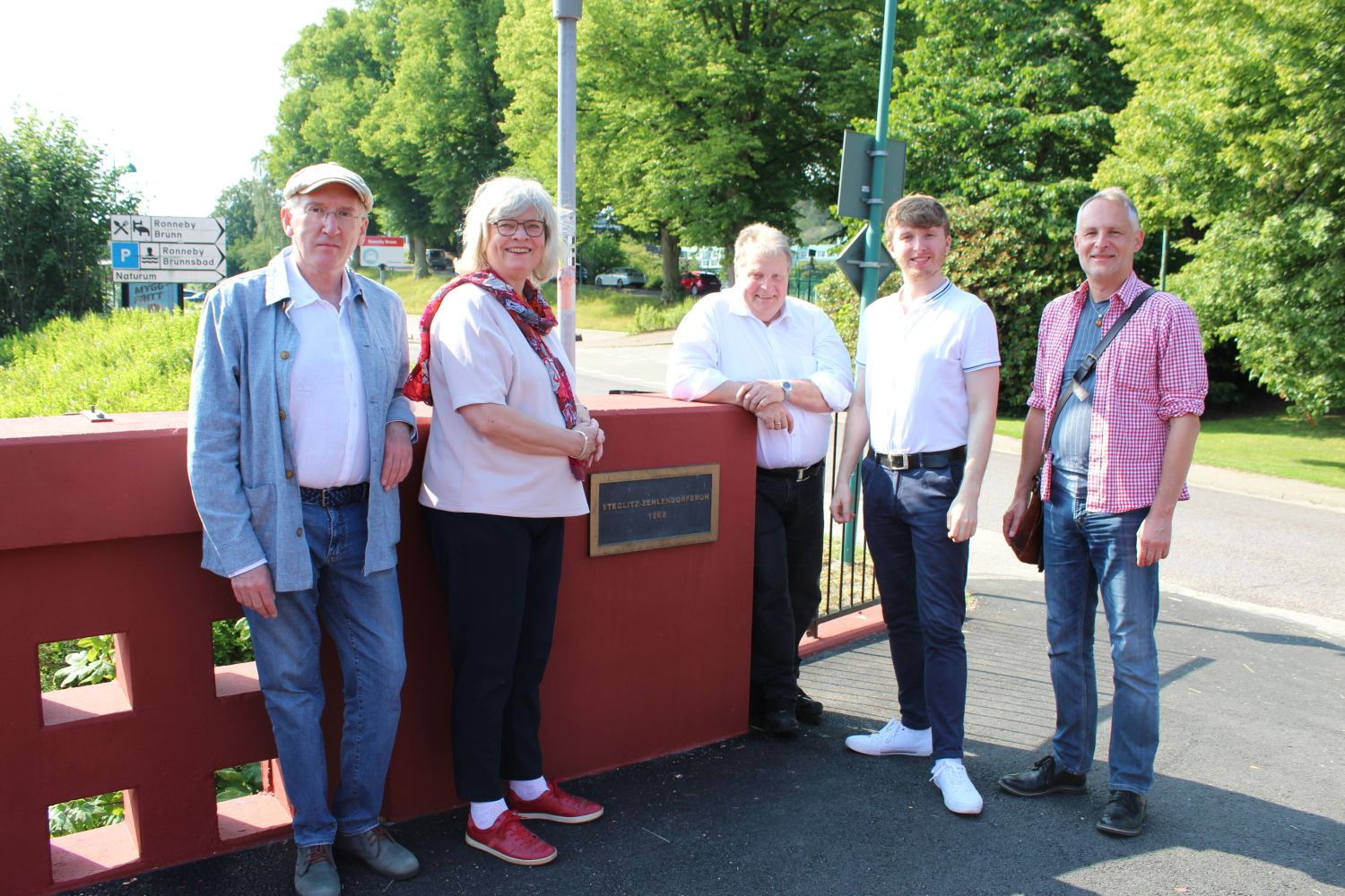 27. Juni 2024: Delegation unseres Bezirks besucht die Steglitz-Zehlendorf-Brücke in Ronneby: stv. Bezirksbürgermeisterin Cerstin Richter-Kotowski mit den BVV-Verordneten Michael Zwilling (1.v.l.) und Volker Semler (3.v.r.), dem Vorsitzenden des Städtepartnerschaftsvereins Sebastian Leskien (2.v.r.) und dem Partnerschaftsbeauftragten Christian Urlaub (1.v.r.)