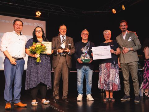 Bildvergrößerung: v.l.n.r. Martin Schaefer (Bezirksbürgermeister), Lisa Dworatzeck (Putzmunter GmbH), Karsten Dietrich (Vorstandsvorsitzender des Wirtschaftskreis Hohenschönhausen-Lichtenberg e.V.), Lutz Neumann (Leiter Jobcenter Lichtenberg), Jutta Feige (Ausschuss für Europa, Wirtschaftsförderung und Sozialraumsteuerung, BVV Lichtenberg), , Burhan Cetinkaya (Leiter der Wirtschaftsförderung)