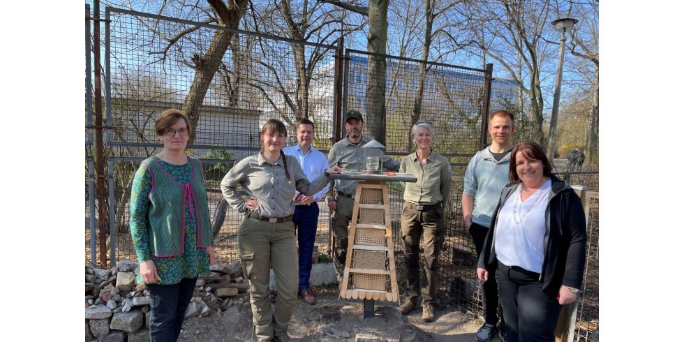 Übergabe des Leuchtturms mit Rangern, Vertreterinnen der Schule, des Umwelt- und Naturschutzamtes und Bezirksstadtrat Martin Schaefer (3.v.l.)