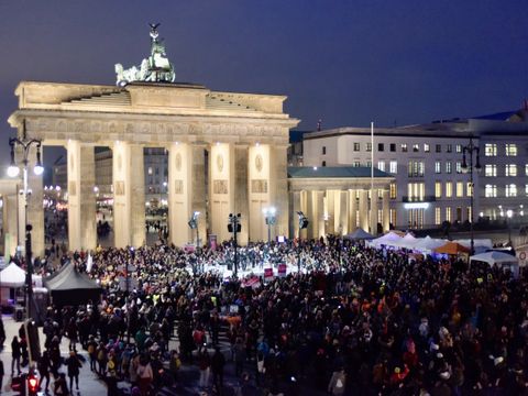 Bildvergrößerung: 0035-2_onebillionrising-vor-brandenburger-tor_quelle-centre-talma.jpeg