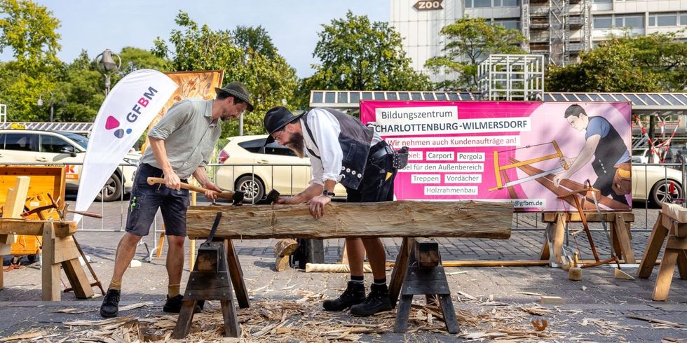 Zimmerer zeigen ihr Können auf dem Hardenbergplatz.