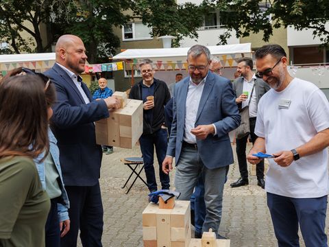 Wohnungsbau kinderleicht? Spandaus Bürgermeister Frank Bewig und Alf Aleithe, Geschäftsführer der berlinovo am Modell für einen temporären Holzbau.