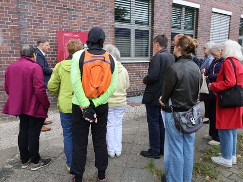 Bildvergrößerung: Teilnehmende bei der Enthüllung der Siegmund Loewe Informationsstele in Lankwitz