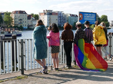 Bildvergrößerung: Blühende Randschaften Stadt_Ionen - Jugendliche stehen am Ufer des Luisenhain