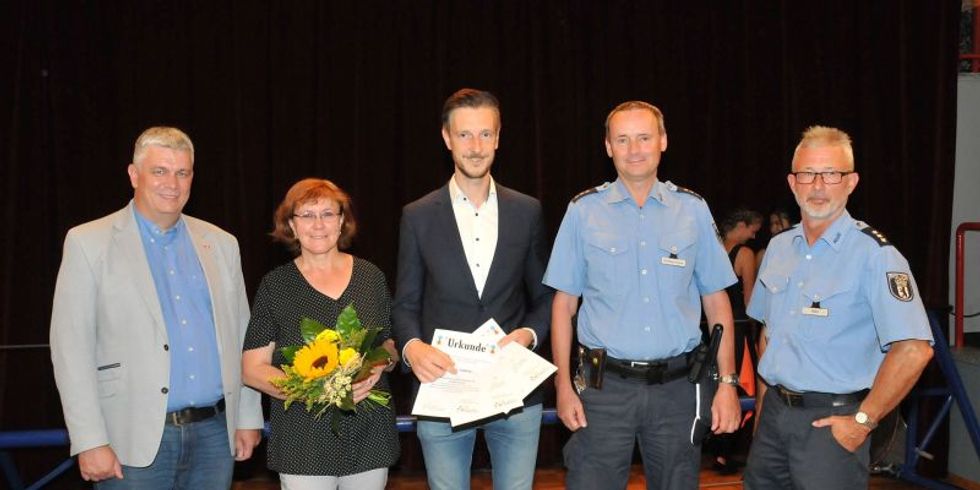 Ehrung der Schülerlotsinnen und -losten durch den Bezirk Marzahn-Hellersdorf - Norman Heise, Petras Grimm (Paavo-Nurmi-GS), Bezirksstadrat Gordon Lemm und Vertreter der Polizei