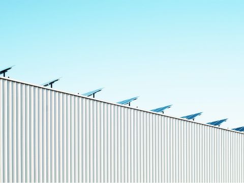 Dach einer Halle mit Solarmodulen, von unten fotografiert
