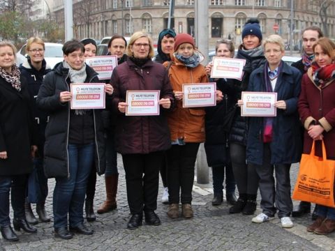 Bildvergrößerung: 13 Frauen stehen und sind zur Kamera gerichtet.