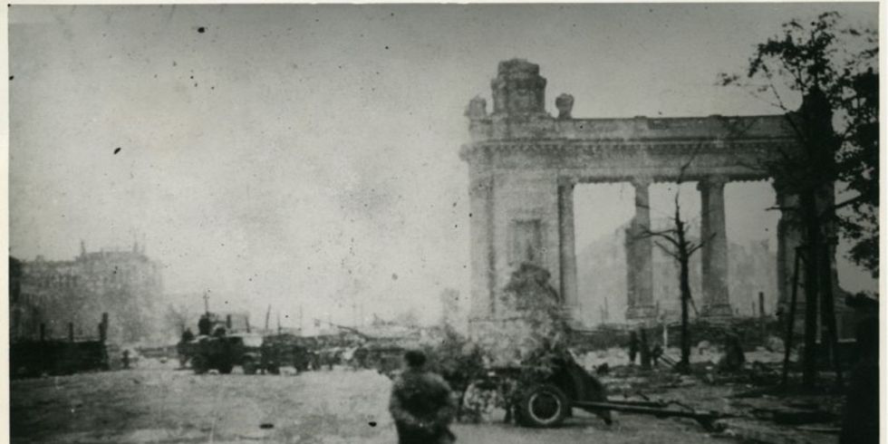 Der polnische Unteroffizier Michal Bicz vom 7. Haubitzen-Artillerie-Regiment der 1. Polnischen Armee am Charlottenburger Tor. 