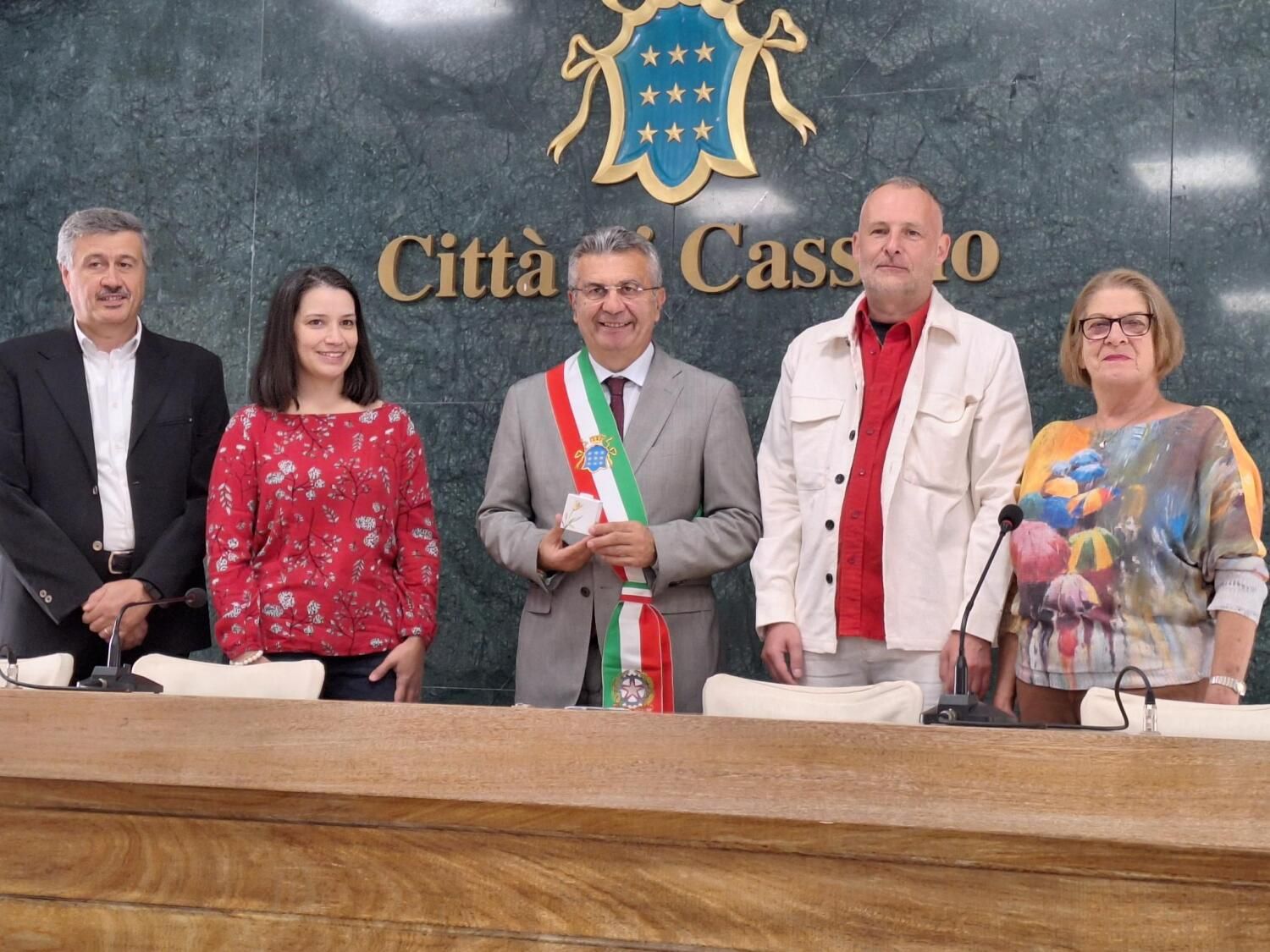 Empfang im Rathaus Cassino: Bürgermeister Enzo Cassino flankiert von (v.l.n.r.) Maestro Fulvio Venditti (Chorleiter des "Coro di S. Giovanni Battista-Città di Cassino"), Claudia Jennings (Chorleiterin des Chores "BeneCantemus"), Christian Urlaub (Städtepartnerschaftsbeauftragter Steglitz-Zehlendorf), Gisela Pflug (stellv. Vorsitzende des Städtepartnerschaftsvereins Steglitz-Zehlendorf e.V. und Ehrenbürgerin von Cassino)