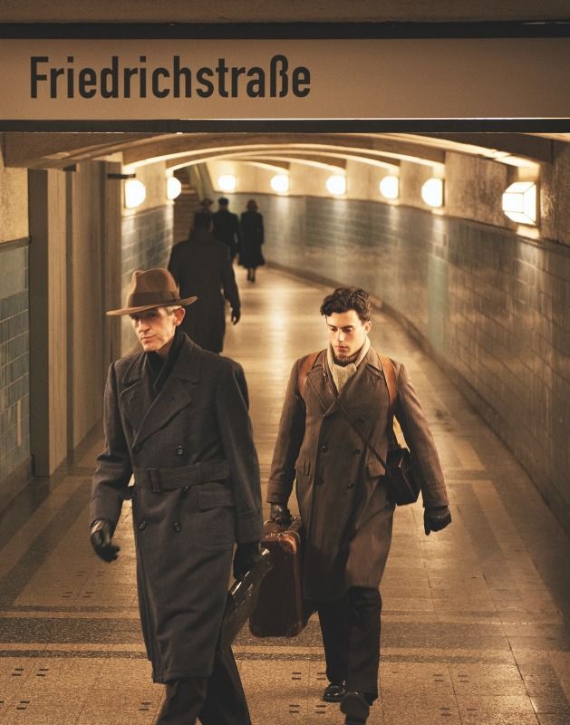 Eugen Friede (Aaron Altaras) und Hans Winkler (Andreas Schmidt) am Bahnhof Friedrichstraße