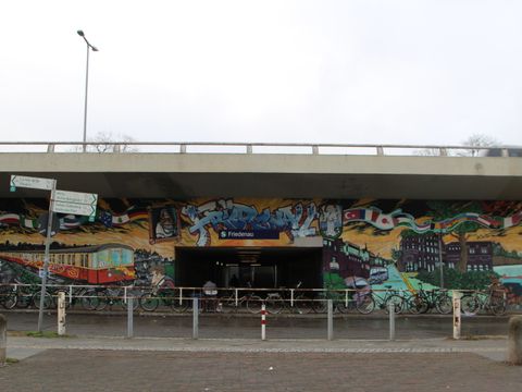 Bildvergrößerung: Eingang zum S-Bahnhof Friedenau mit Graffiti an der Wand.