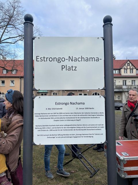 Bildvergrößerung: Das enthüllte Schild des Estrongo-Nachama-Platzes