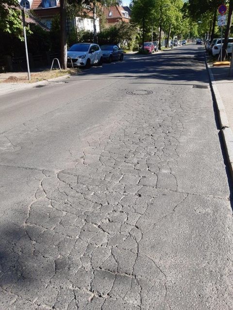 Beispielfoto Fahrbahnzustand Heinersdorfer Straße, Richtung Oberhofer Platz, vor Baumaßnahme