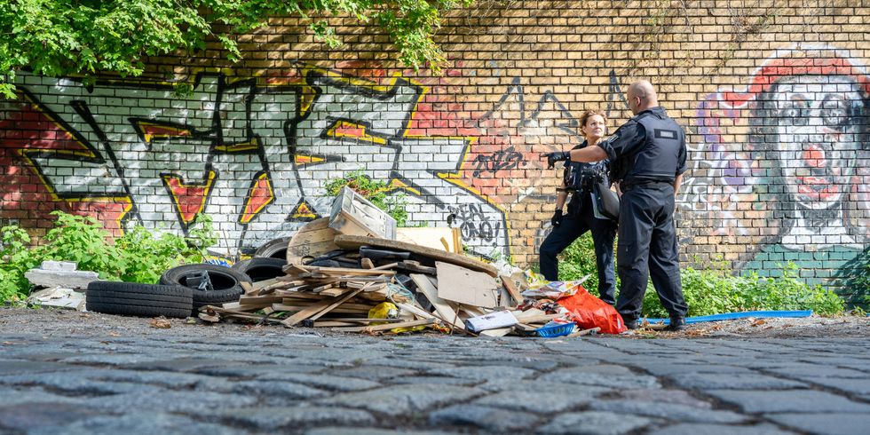 SoKo Müll - Kollegin und Kollege beraten weiteres Vorgehen