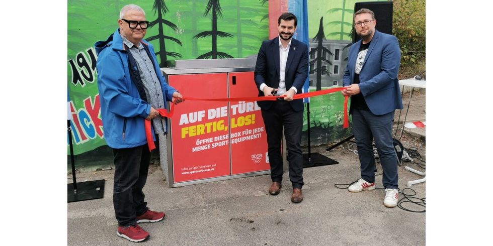 Bezirksstadtrat Marco Brauchmann (mitte) eröffnet gemeinsam mit Matthias Braesel (li.), Leiter des Fachbereiches Sport, und Max Büttner (re.), Vorstand von SV Askania Coepenick e.V., die erste Sportbox in Treptow-Köpenick