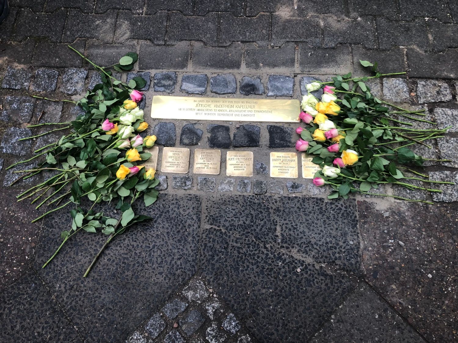 17.02.2023: Frisch verlegte Stolperschwelle vor dem ehemaligen jüdischen Kinderheim in der Hermannstraße