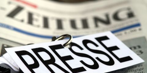 Ein Schild mit der Aufschrift "Presse" liegt auf einer Tageszeitung