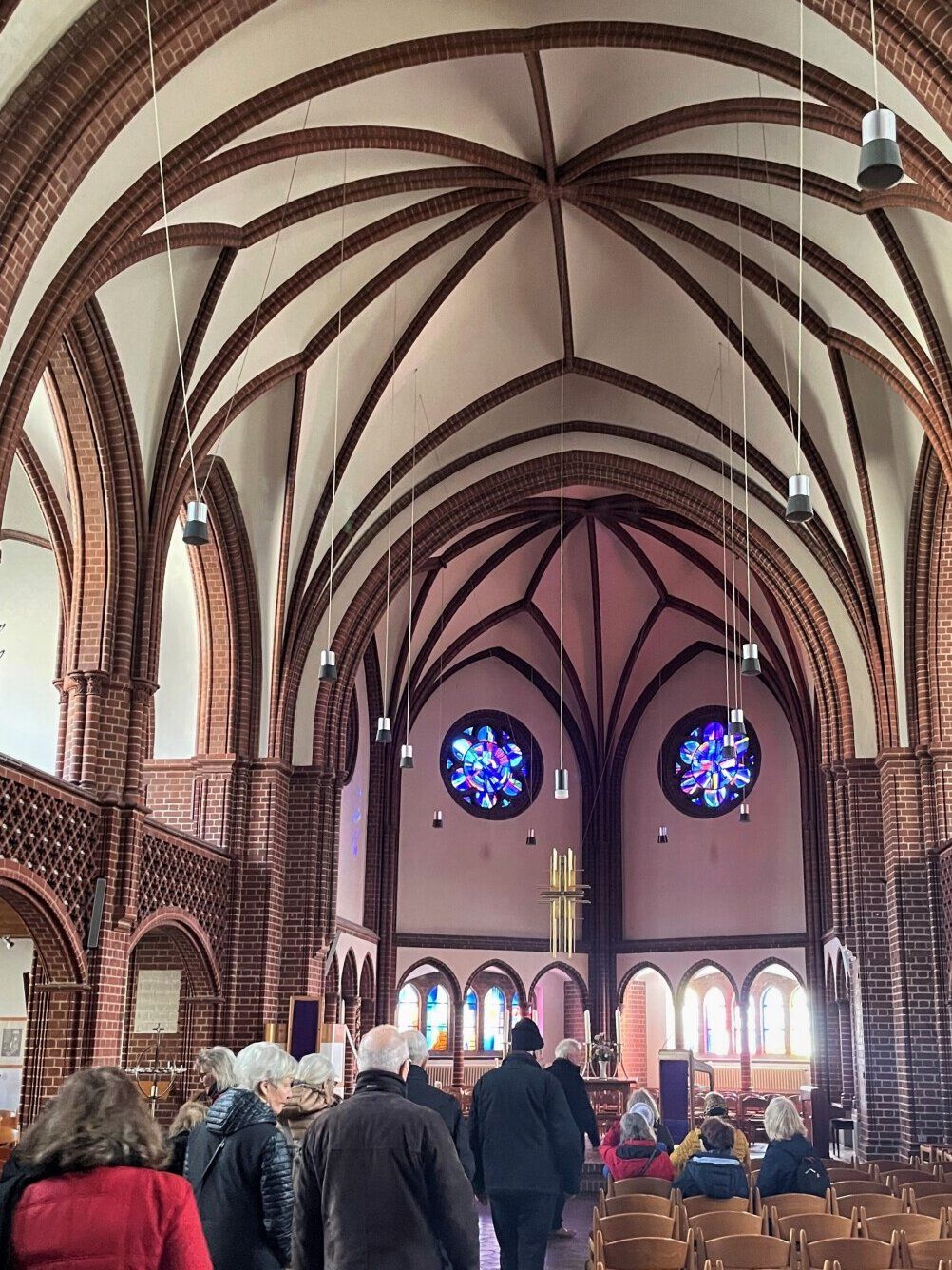 Kulturspaziergangsteilnehmende in der Dreifaltigkeitskirche in Lankwitz