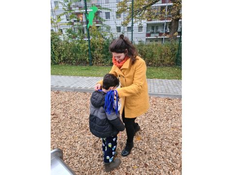 2024-11-07-pm-spielplatz-georg-lehnig-strasse_stadtraetin-ueberreicht-medaille-an-kind-ba-lichtenberg.jpg