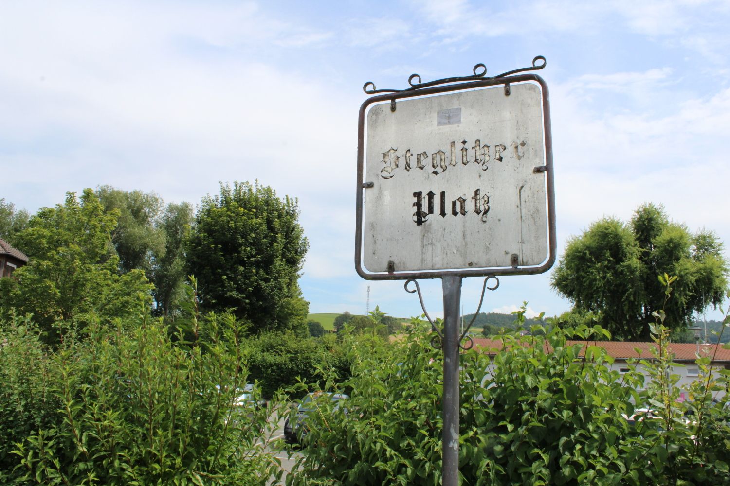 Ein bisschen verwaschen: Das Platzschild "Steglitzer Platz" in Nentershausen, direkt am Schwanenteich 