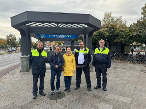 Bildvergrößerung: Bezirksstadträtin Schrod-Thiel (2.v.l.) mit der Sicherheitsstreife unterwegs