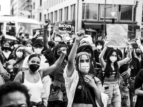 Bild von der Black Lives Matter Demonstration - zu sehen sind mehrere Personen mit erhobenen Fäusten