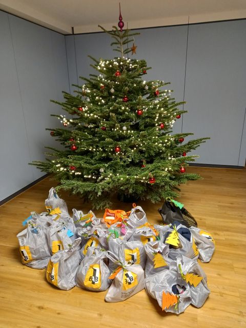 BAB-Spenden in Taschen unterm Weihnachtsbaum