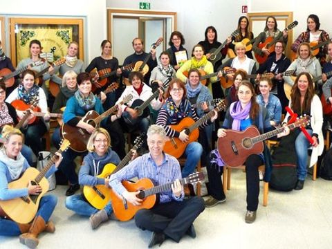 Bildvergrößerung: Udo Zilkens (vorne, Mitte) mit Teilnehmer*innen eines Gitarrenkurses