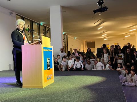 Bezirksbürgermeisterin Stefanie Remlinger bei Ihrer Rede auf der Veranstaltung "W I R" am 20. Dezember 2023 in der Lise-Meitner-Schule
