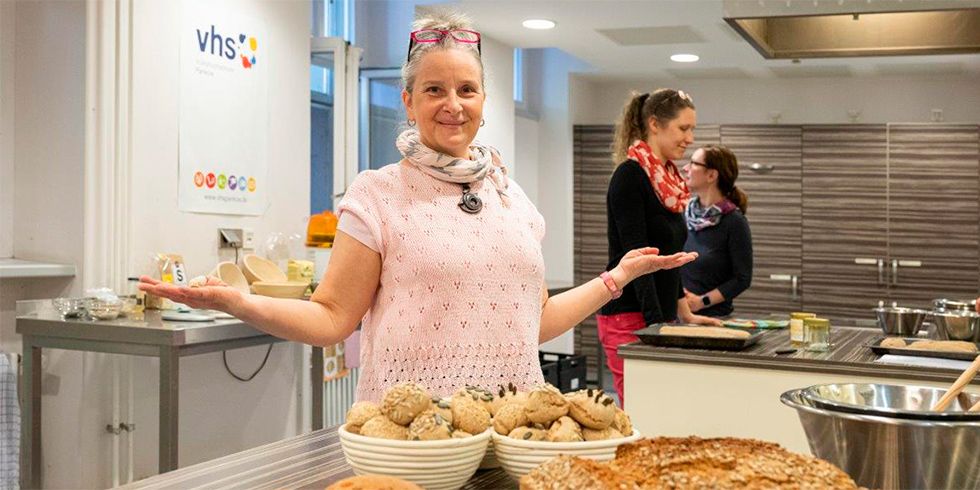 Die Kursleiterin Frau Ziegler präsentiert die fertigen Brote und Brötchen