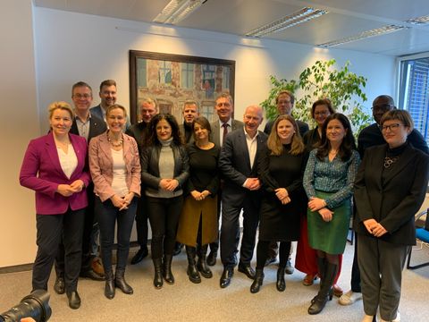 Bildvergrößerung: Senatsbesuch Gruppenbild