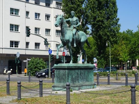 Steubenplatz Reiterskulptur