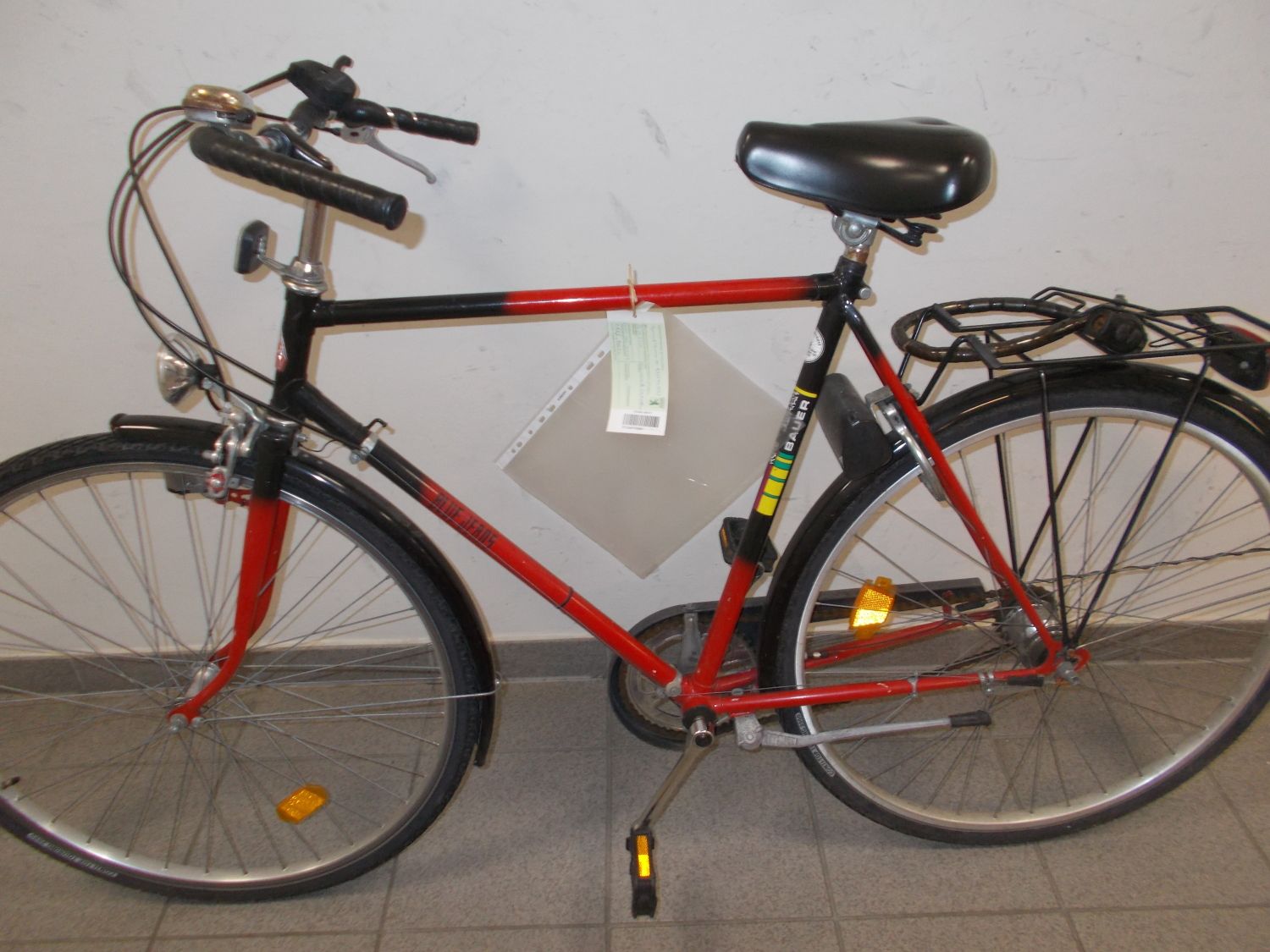 Schwarz-rotes Herrenfahrrad